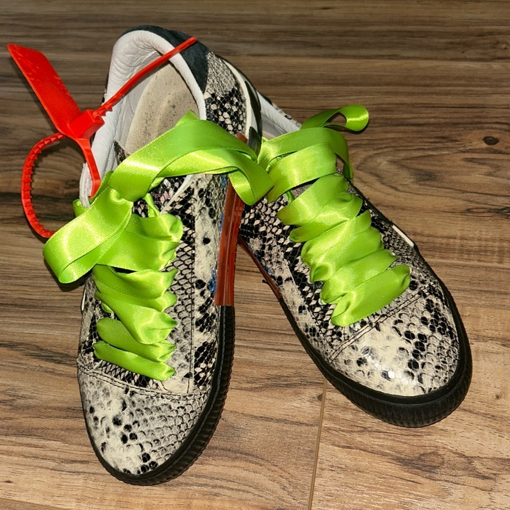Off White c/o Virgil Abloh “atmosphere” 2013